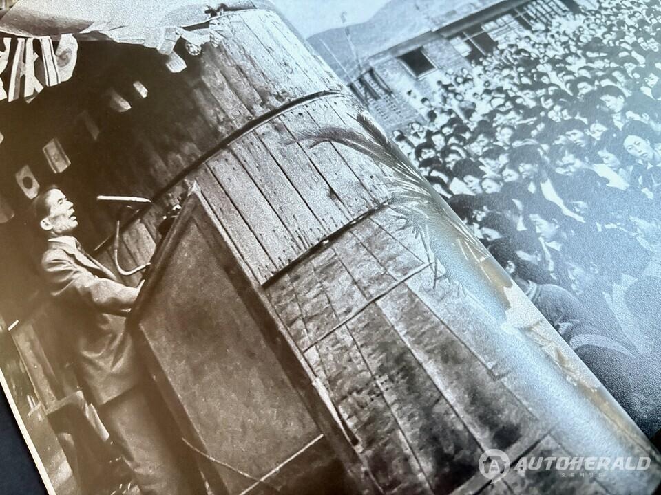 "자전거가 완성되면 자동차를, 자동차가 완성되면 비행기를 만들겠다." 김철호 창업주는 1952년 사명을 기아산업으로 바꾸고 미래 모빌리티 산업에 대한 구상을 밝혔다. 사진은 피난 시절 부산 공장에서 연설하는 모습이다.(기아 80년 캡처)