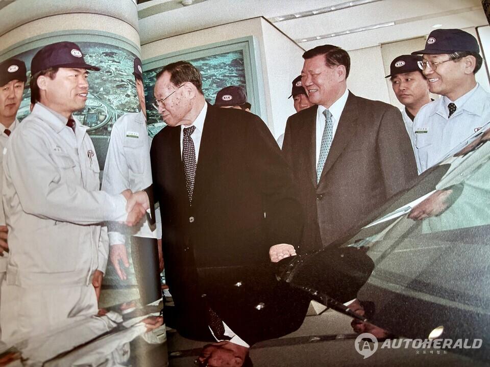 1998년 정주영 당시 그룹회장의 결단으로 기아를 인수한 현대차그룹은 정몽구 회장의 '품질 경영'을 밑거름으로 기사 회생한다. 사진은 1999년 기아 화성 공장을 방문해 직원들을 격려하고 있는 모습이다.(기아 80년 캡처)