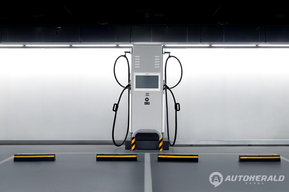 고양 현대모터스튜디오에 설치된 200kW 양팔형 E-pit 충전기. EV-Q 인증 획득으로 충전 내구성과 신뢰성 등을 높은 경쟁력을 입증 받았다. (현대자동차 제공)