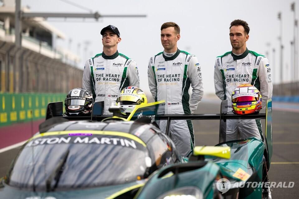 애스턴마틴 하이퍼카 발키리가 FIA 세계 내구 선수권(WEC) 최고 클래스 데뷔 시즌에서 인상적인 성과를 거둔 데 이어, 2026년 시즌 변동 없는 드라이버 라인업으로 WEC에 투입된다. (애스턴마틴 제공)