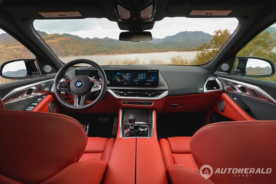 BMW XM 레이블은 취향에 맞춰 인디비주얼 메리노 가죽을 기본으로 다양한 컬러를 선택할 수 있다. 사진은 샤키르 오렌지.(BMW 제공)