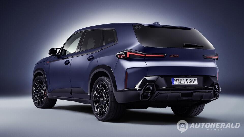 BMW XM 레이블의 후면. 수직형 쿼드 테일파이프와 블랙 하이글로스 디퓨저로 플래그십 SAV다움 무게감을 보여 준다.(BMW 제공)