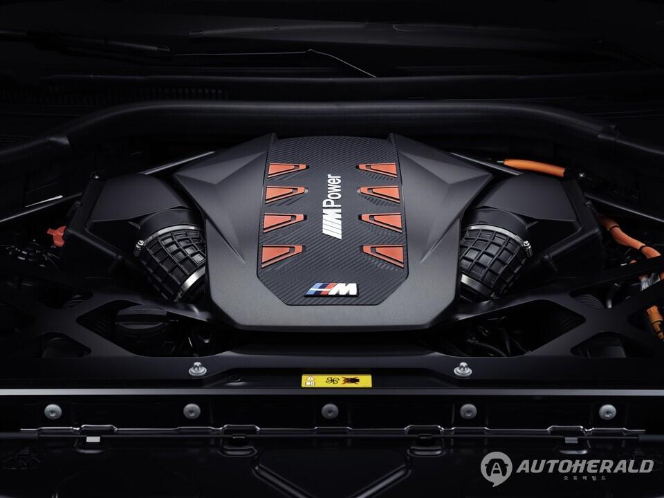 BMW XM 레이블은 최고출력 585마력의 M 트윈파워 터보 V8 엔진은 197마력 전기모터와 결합해 합산 최고출력 748마력을 발휘한다.(BMW 제공)