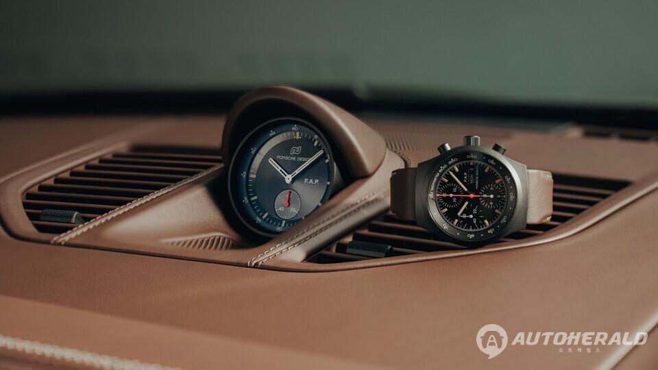 계기판 위 스포츠 크로노 시계는 F. A. 포르쉐를 위해 제작된 오리지널 크로노그래프 1이다. 오른쪽은 차량 구매자에게 제공되는 크로노그래프 1 한정판 모델.(포르쉐 제공)