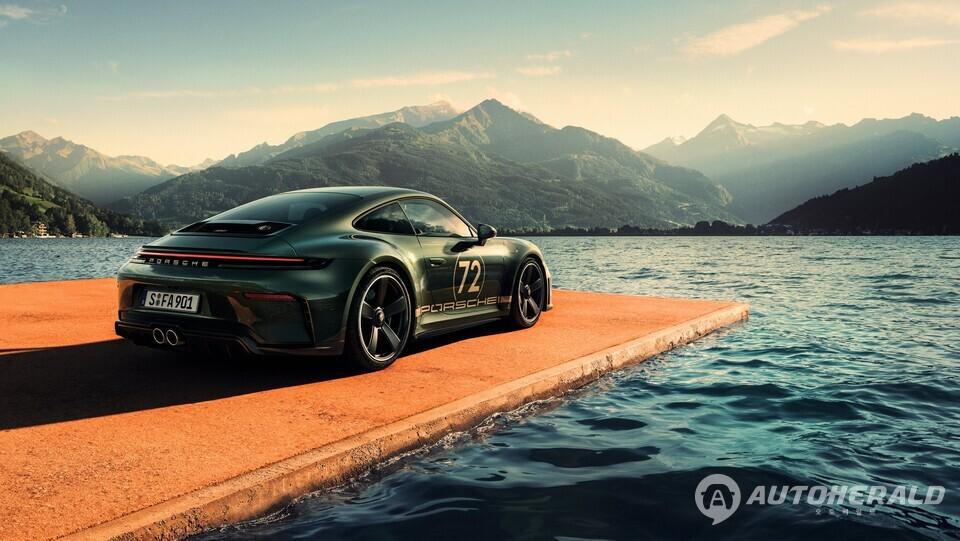 911 GT3 90 F. A. 포르쉐의 후면. 어댑티브 리어 스포일러가 장착된 911 GT3 투어링 패키지 기반으로 했으며 502마력의 자연 흡기 박서 엔진을 탑재했다.(포르쉐 제공)