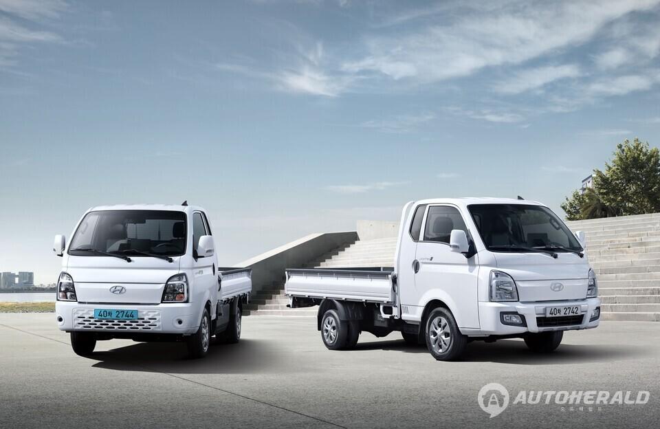현대차가 대표 소형 트럭 포터의 연식 변경 모델인 ‘2026 포터 II(LPG/일렉트릭 모델)’를 출시했다. (왼쪽부터)2026 포터 II 일렉트릭과 2026 포터 II LPG 모델 이미지 (현대차 제공)