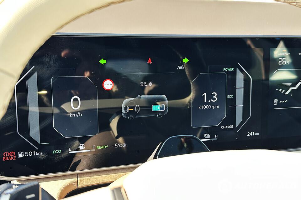 해당 모델 주행감은 출발 구간에서 전기모터 개입 비중이 높아 정숙성이 두드러지며, 저속 영역에서의 움직임도 부드럽게 이어진다(오토헤럴드 김훈기 기자)