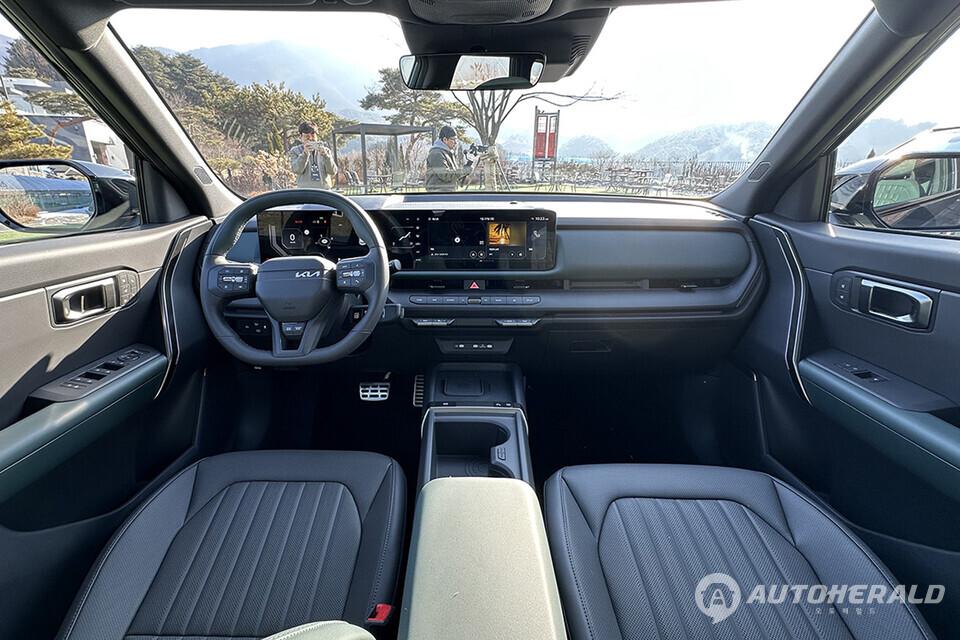 디 올 뉴 셀토스 실내는 12.3인치 클러스터와 인포테인먼트, 공조 디스플레이를 잇는 파노라믹 와이드 구성으로 통일감을 확보했다(오토헤럴드 김훈기 기자)