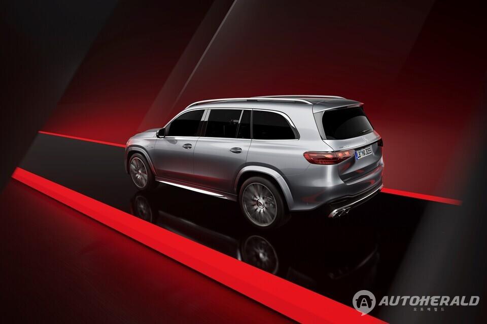 메르세데스 AMG GLS 63 4MATIC+에는 4.0리터 V8 바이터보 엔진이 탑재됐다(벤츠 제공)