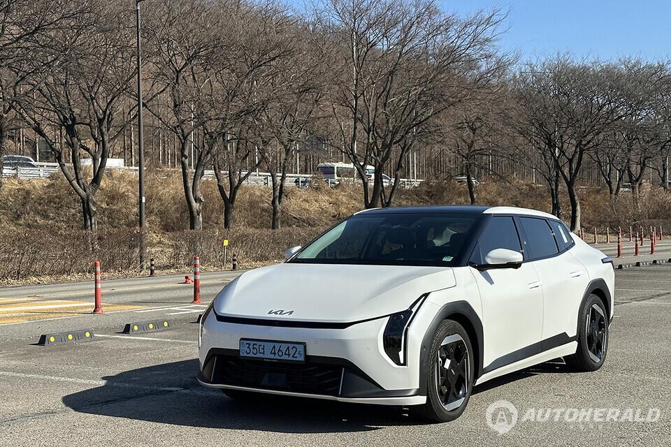 EV4는 EV6·EV9·EV3에 이은 기아의 네 번째 전용 전기차이자, 브랜드 최초의 전동화 세단이다(오토헤럴드 김훈기 기자)
