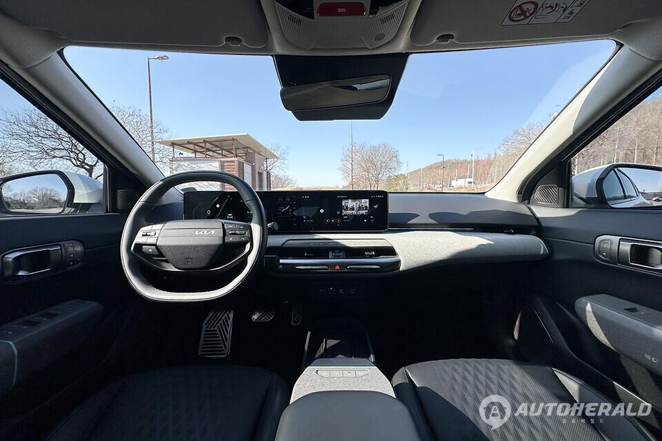 실내는 전용 플랫폼의 장점을 충실히 반영한 모습으로 헤드룸과 레그룸 모두 여유로운 공간을 확보하고 트렁크 용량은 490리터로 실사용성을 고려했다(오토헤럴드 김훈기 기자)