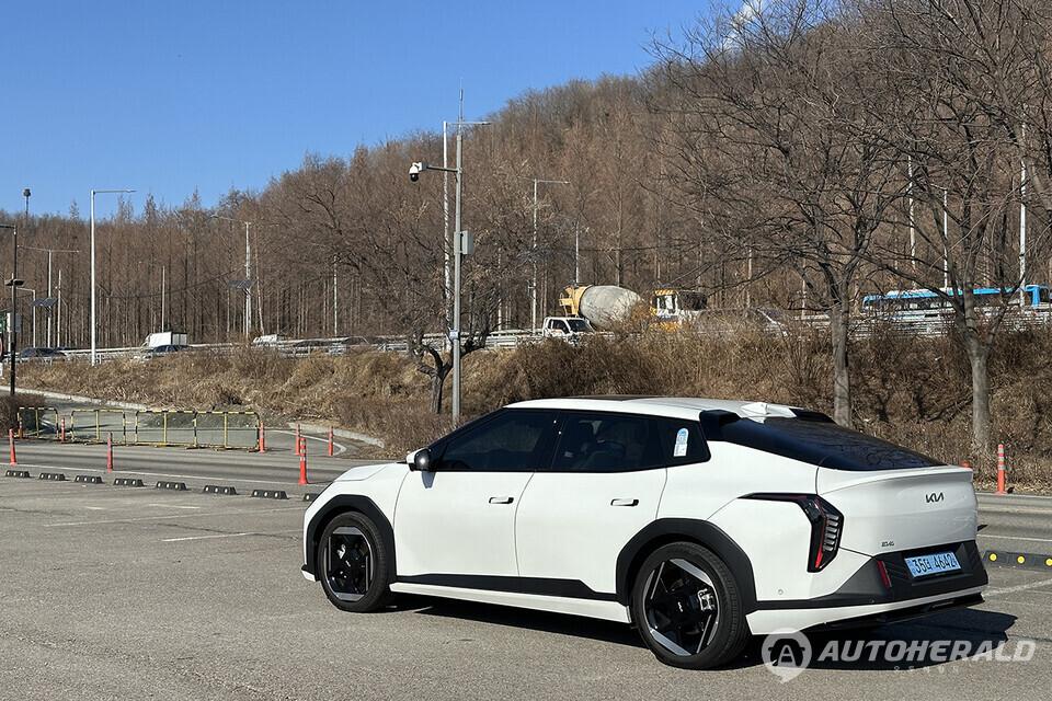 EV4는 외관 디자인의 개성과 효율 중심의 주행 성능, 그리고 안정적인 중고속 주행 감성을 통해 전동화 시대에도 세단이 여전히 유의미한 선택이 될 수 있음을 보여준다(오토헤럴드 김훈기 기자)