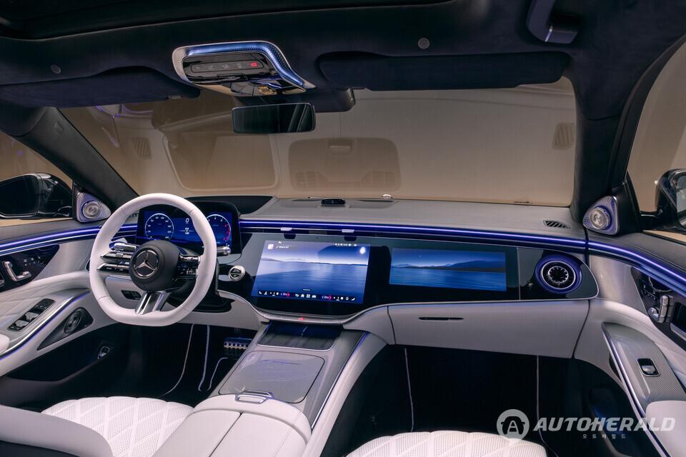 더 뉴 메르세데스 벤츠 S 클래스 MBUX 슈퍼스크린. (메르세데스 벤츠 제공)