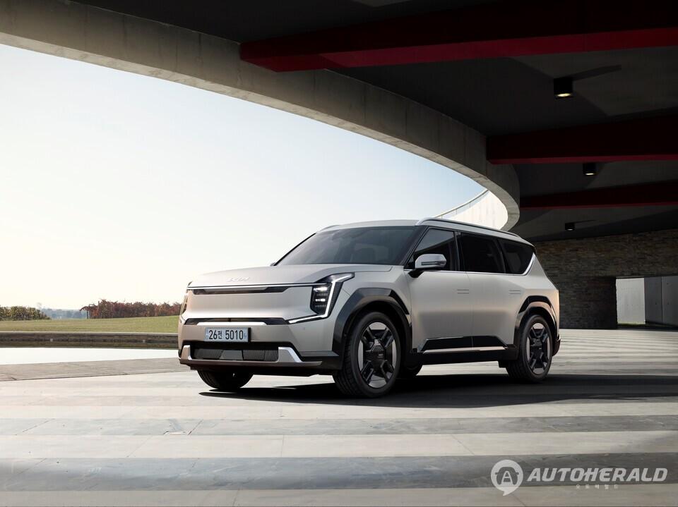 기아는 EV3·EV4의 GT 및 롱레인지 4WD 모델과 함께 연식변경 모델 ‘The 2026 EV3’와 ‘The 2026 EV4’를 출시한다(기아 제공)