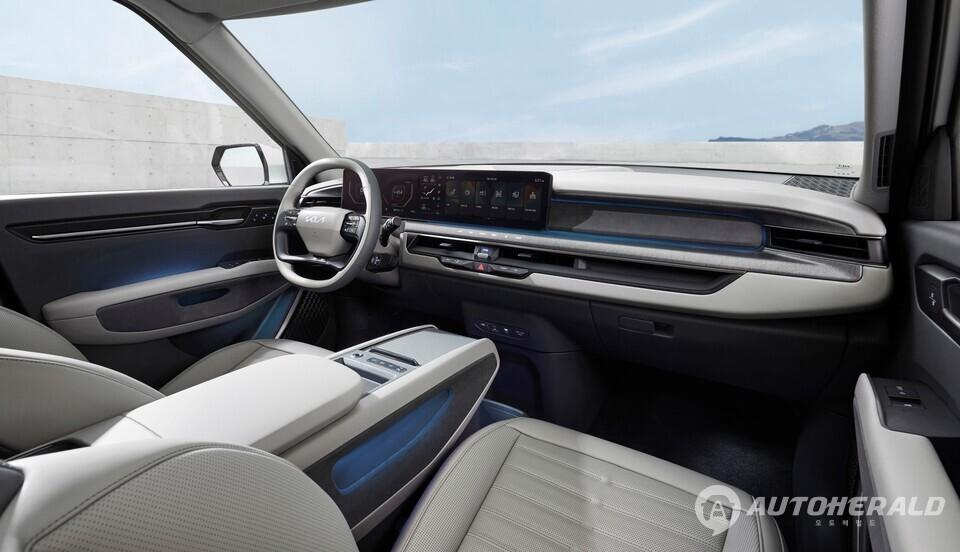 기아는 대형 전동화 SUV ‘EV9’의 연식변경 모델 ‘The 2026 EV9’을 출시하며, 편의 사양을 강화하고 내장재를 개선한다(기아 제공)