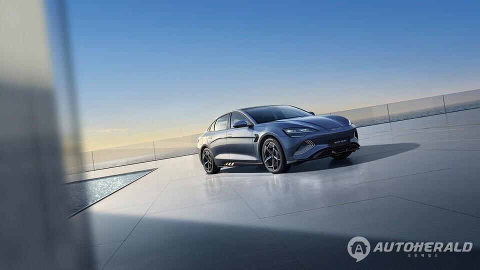 BYD코리아가 2026년 라인업 확장의 첫 번째 모델로 중형 전기 세단 '씰(SEAL)'의 후륜구동 트림을 추가한다(BYD코리아 제공)