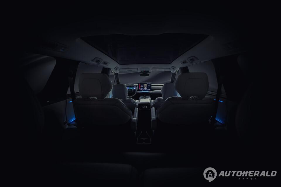 토요타가 오는 10일(현지 시간)  최초 발표를 예고한  신차의 실내 티저 이미지를 공개했다. (토요타 제공)