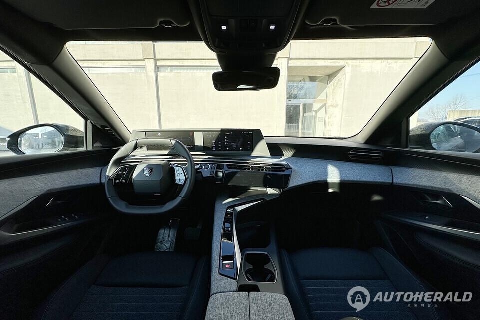 해당 모델의 실내는 화려함보다는 공간과 기능을 중심에 둔 구성으로 무엇보다 입체적 디자인이 인상적이다(오토헤럴드 김훈기 기자)