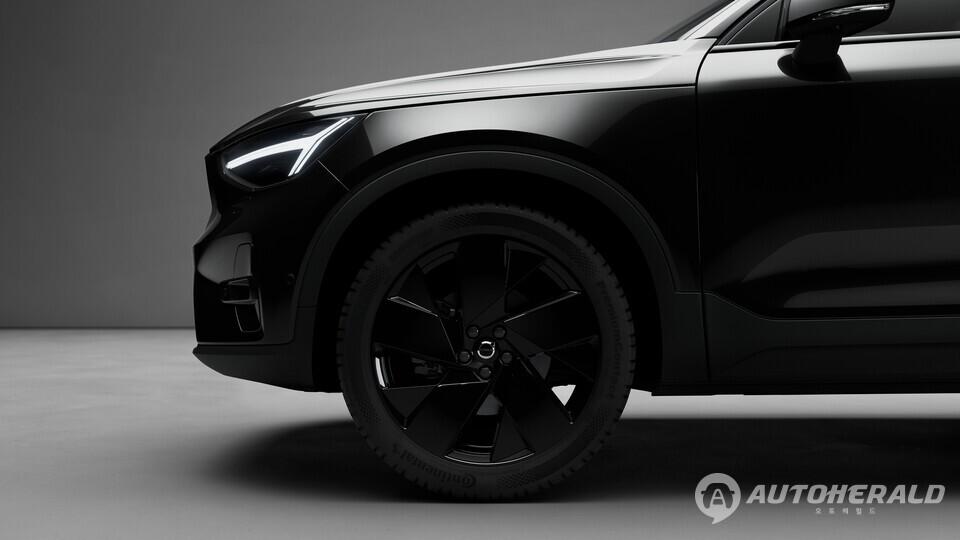 한정판 외관은 블랙 에디션만의 강렬한 존재감을 강조하는 오닉스 블랙 컬러를 적용했다(볼보자동차 제공)