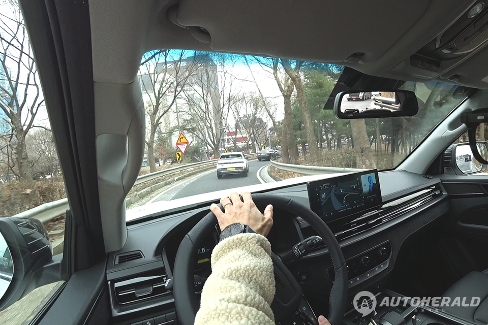 무쏘 가솔린 모델은 속도 변화가 잦은 도심 주행에서는 디젤보다 부담이 적으며, 가속 페달 조작에 대한 반응 역시 즉각이다(오토헤럴드 김훈기 기자) 