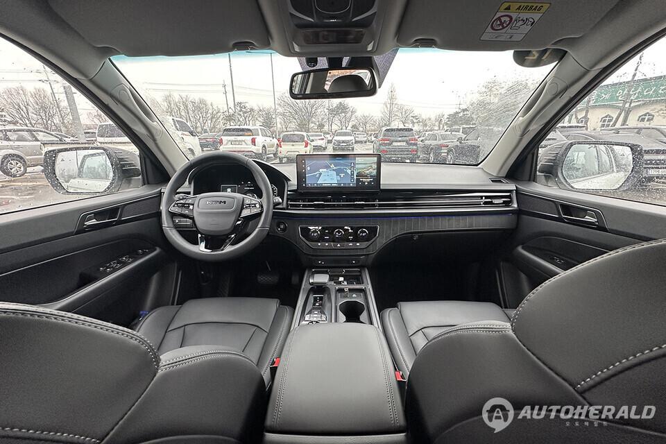 무쏘 실내는 픽업 특성을 고려해 직관적인 조작과 안정적인 운전 환경에 초점을 맞췄다(오토헤럴드 김훈기 기자)