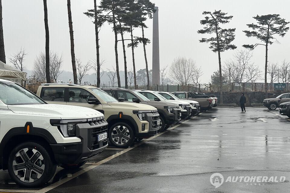 무쏘 국내 판매 가격은 2WD와 스탠다드 데크 기준으로 2.0 가솔린 모델이 2990만 원부터, 2.2 디젤 모델이 3170만 원부터 시작된다(오토헤럴드 김훈기 기자)