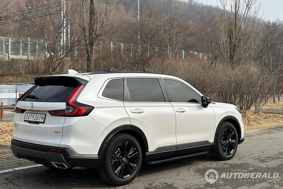 CR-V 하이브리드 외관은 과도한 변화보다는 비율과 스탠스를 정제하는 데 초점을 맞췄다(오토헤럴드 김훈기 기자)