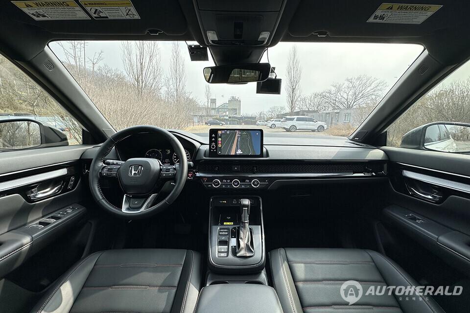 다소 투박한 듯 보이는 해당 모델의 실내는 기능 중심의 설계가 핵심이다(오토헤럴드 김훈기 기자)