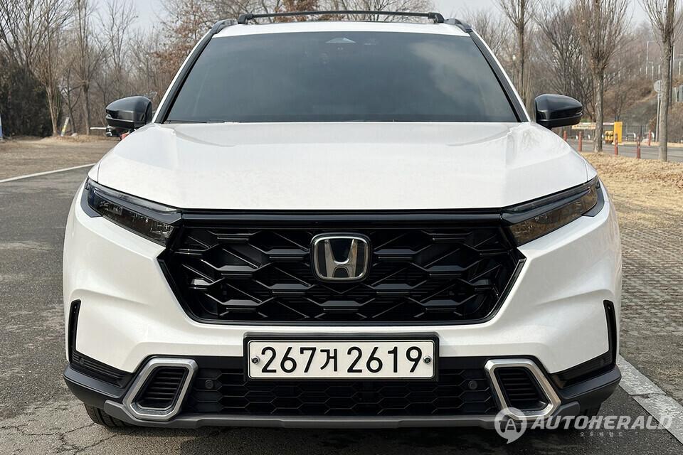 혼다 2026년형 CR-V 하이브리드는 국내에 총 2가지 트림으로 판매되고 가격은 2WD 5280만 원, 4WD 5580만 원이다(오토헤럴드 김훈기 기자)