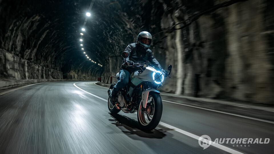 803cc Desmodue L-트윈 엔진(데스모드로믹 2밸브, Euro5+ 인증)은 8250rpm에서 73마력을 발휘한다. (두카티 제공)