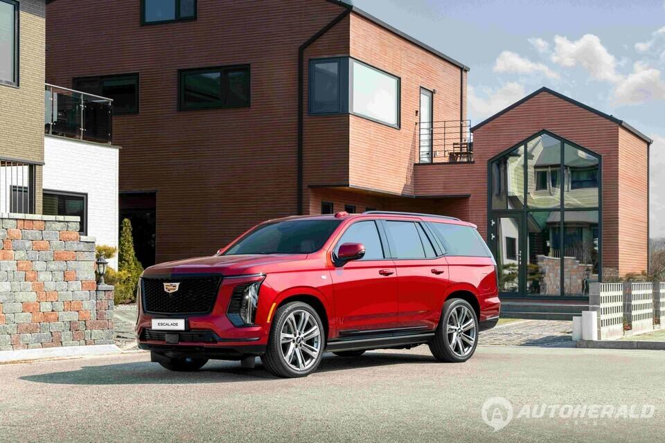 신차에는 ‘TMAP(티맵) 커넥티드 서비스’, ‘교통 표지판 인식(Traffic Sign Recognition) 기능이 신규 탑재됐다.(캐딜락 제공)