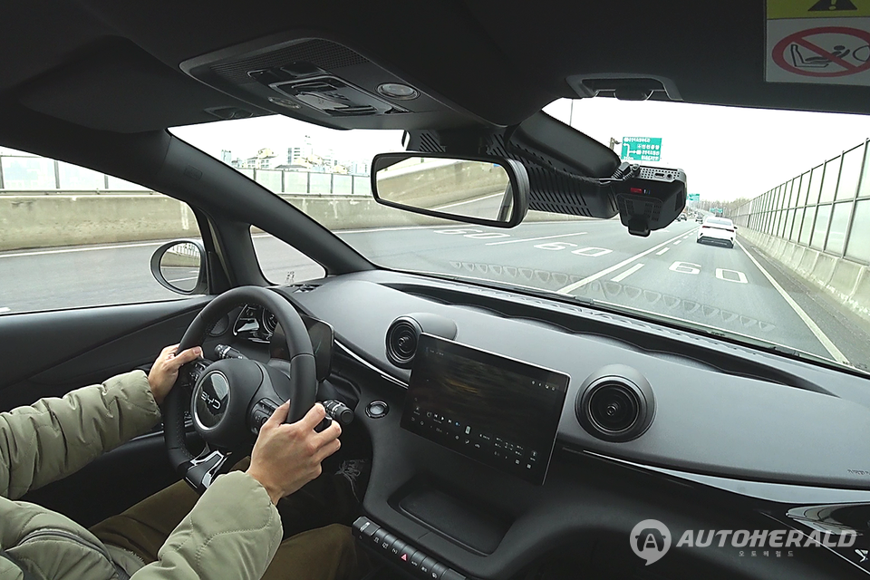 BYD 돌핀의 국내 판매는 단순 신차 출시 이상의 의미를 갖는다.(오토헤럴드 김훈기 기자)