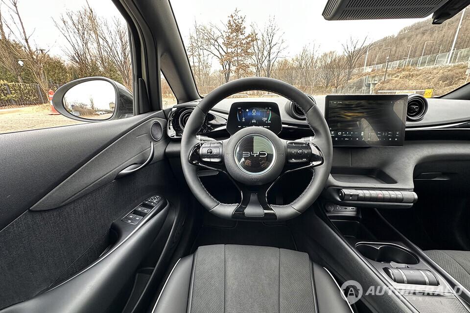 BYD 돌핀의 주행 질감은 전형적인 도심형 전기차의 성향을 갖췄다.(오토헤럴드 김훈기 기자)