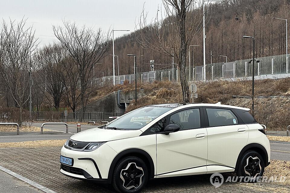 전기차 대중화를 기술이 아니라 가격에서 출발한다고 가정한다면 돌핀은 그 출발점을 낮춘 모델로 평가할 수 있다.(오토헤럴드 김훈기 기자)