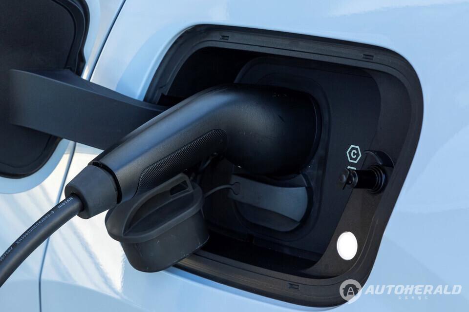 볼보는 고객에게 리콜 대상 차량에 대해 배터리 충전량을 70% 이하로 제한할 것을 권고했다.(출처: 볼보자동차)