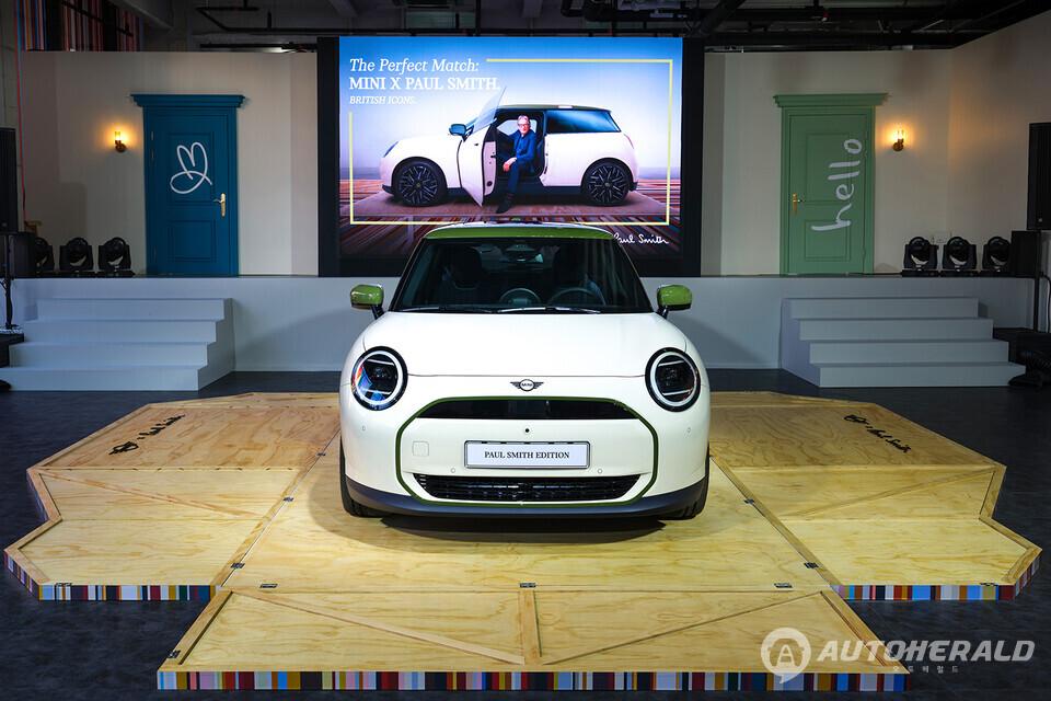 미니 코리아가 미니만의 경쾌한 감성에 폴 스미스의 감각적인 디자인을 결합한 '디 올-일렉트릭 MINI 쿠퍼 SE 폴 스미스 에디션'을 국내에 공식 출시한다고 26일 밝혔다.(미니 코리아 제공)