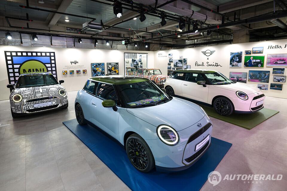 신차 외관 디자인은 루프와 팔각형 라디에이터 그릴 테두리, 사이드 미러 캡, 휠 캡에 새롭게 폴 스미스의 고향 노팅엄에서 영감을 얻은 전용 색상 ‘노팅엄 그린(Nottingham Green)’을 사용했다.(미니 코리아 제공)
