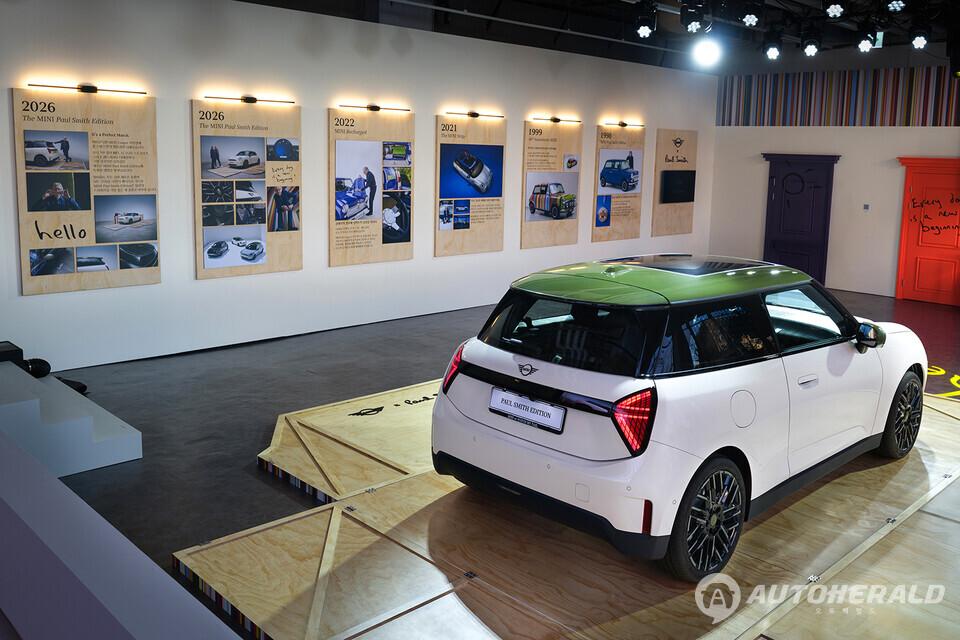 디 올-일렉트릭 MINI 쿠퍼 SE 폴 스미스 에디션에는 최고출력 218마력, 최대토크 33.7kg.m를 발휘하는 전기모터가 탑재된다.(미니 코리아 제공)