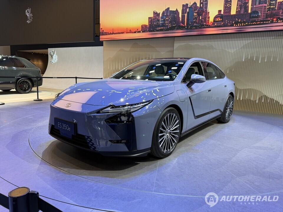 렉서스가 2025 상하이오토쇼에서 세계 최초 공개한 순수 전기 세단 'ES 500e'. (오토헤럴드 DB)