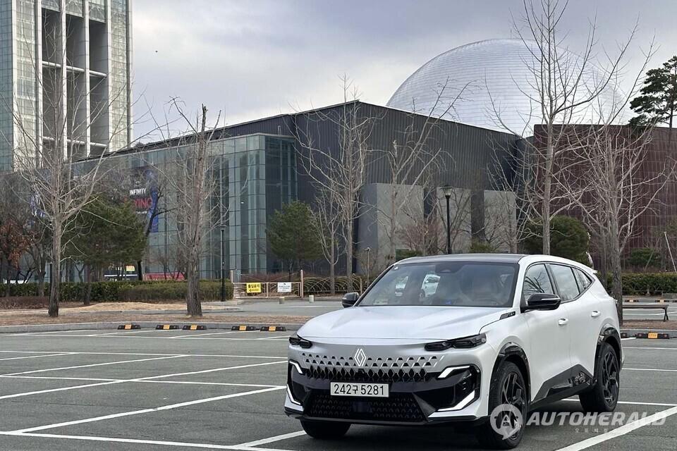 외관 디자인은 전통적인 SUV보다 세단과 SUV의 특성을 결합한 크로스오버 형태가 눈에 띈다.(오토헤럴드 김훈기 기자)