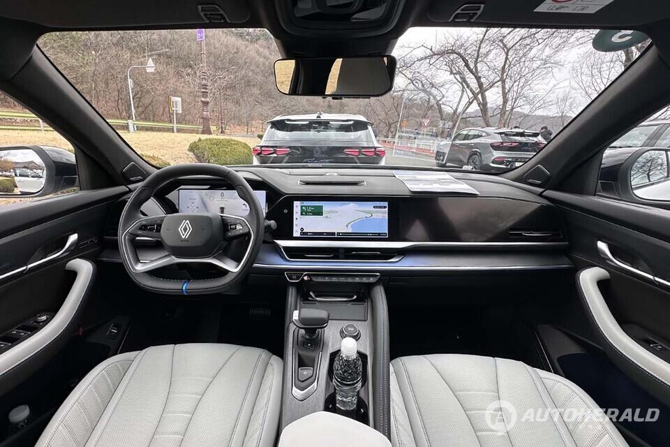 필랑트 실내는 르노가 프리미엄 테크 라운지라고 설명하는 콘셉트로 구성되고 운전자와 탑승자의 편안함을 강조한 공간 설계와 디지털 환경이 눈에 띄었다.(오토헤럴드 김훈기 기자)  