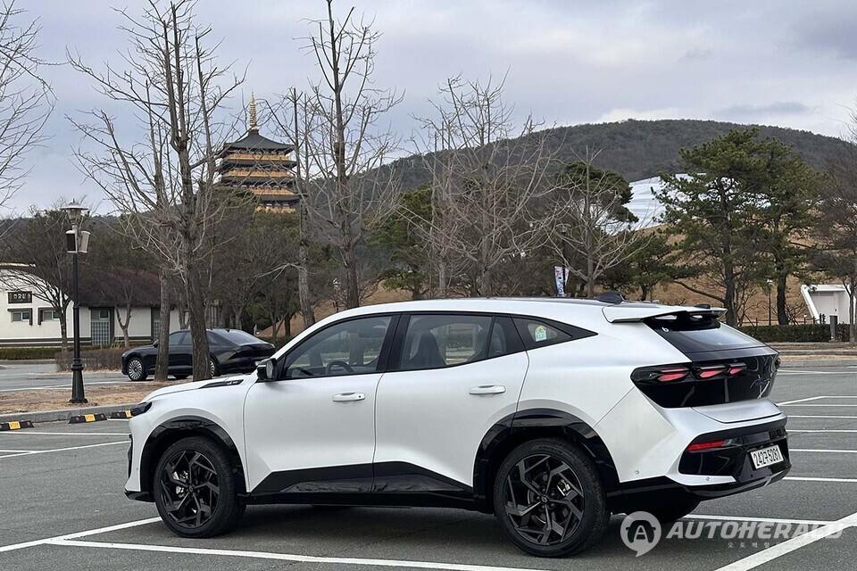 필랑트는 쏘렌토와 싼타페가 실용성과 공간 활용성을 중심으로 한 패밀리 SUV 성향이라면 디자인과 정숙성, 매끄러운 하이브리드 주행 감각을 강조한 새로운 성격의 크로스오버 모델로 차별성을 강조한다.(오토헤럴드 김훈기 기자)