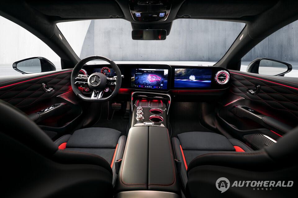 메르세데스-AMG GT 4도어 쿠페 인테리어. 운전자 중심으로 설계된 디지털 콕핏과 10.2인치 계기판, 14인치 멀티미디어 디스플레이가 결합된 와이드 디스플레이 구성이 특징이다.(메르세데스 벤츠 제공)