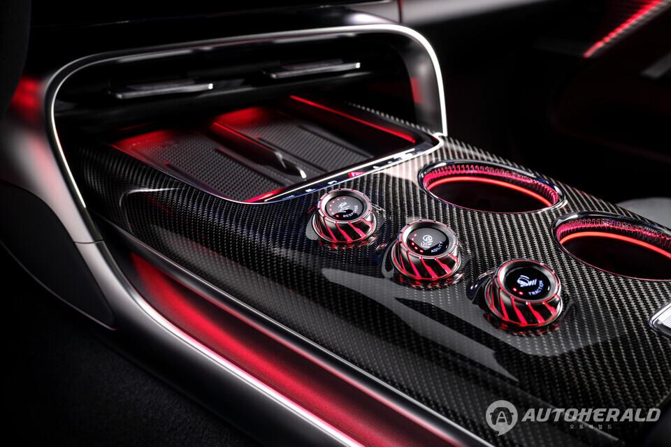 센터 콘솔에 적용된 AMG 레이스 엔지니어 컨트롤 유닛. 응답성(Response), 민첩성(Agility), 트랙션(Traction)을 조절하는 다이얼을 통해 주행 특성을 세밀하게 설정할 수 있다.(메르세데스 벤츠 제공)