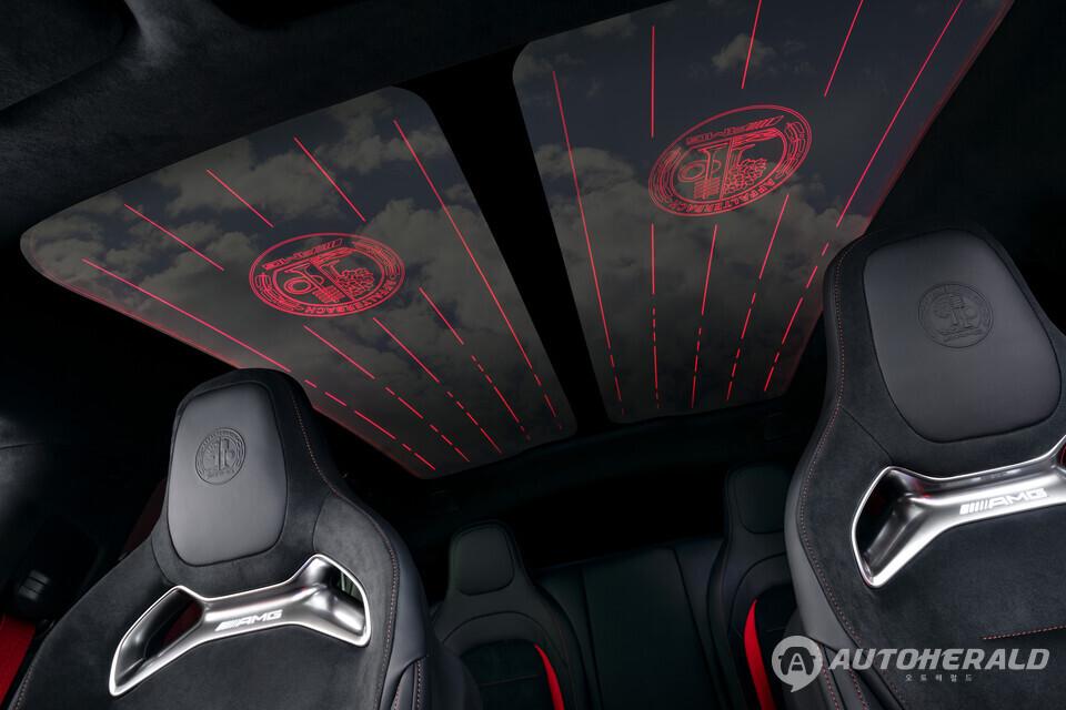 메르세데스 AMG GT 4도어 쿠페의 파노라마 글래스 루프. 앰비언트 조명과 연동된 AMG 엠블럼과 레이싱 스트라이프 그래픽이 적용돼 실내 분위기를 더욱 강조한다. (메르세데스 벤츠 제공)