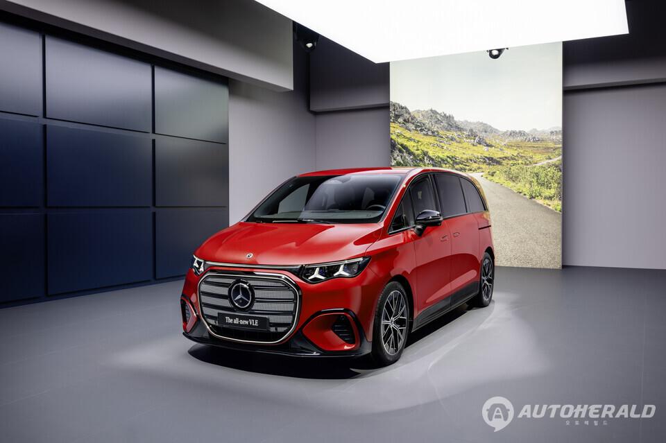 메르세데스-벤츠 차세대 전기 밴 VLE 외관. 낮고 유선형의 실루엣과 새로운 전면 디자인을 통해 전기차 특유의 미래지향적 이미지를 강조했다.(메르세데스 벤츠 제공)