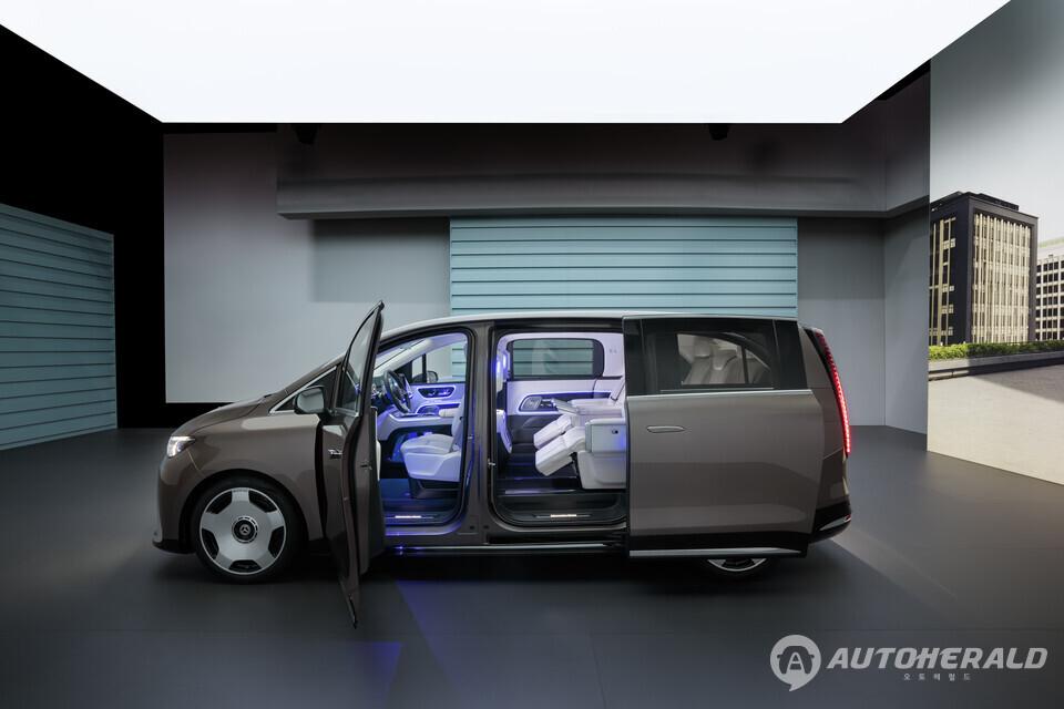 VLE은 양쪽 전동 슬라이딩 도어와 넓은 실내 공간을 통해 최대 8명이 탑승 가능한 프리미엄 전기 MPV의 공간 활용성을 보여준다. (메르세데스 벤츠 제공)