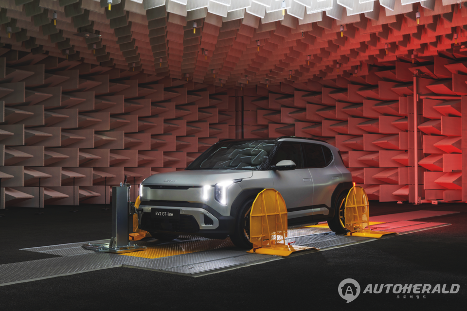 기아 EV2가 음향 무향실에서 NVH(소음·진동·불쾌감) 성능 검증 시험을 진행하고 있다. 다양한 주행 조건에서 발생하는 소음을 정밀하게 측정해 실내 정숙성을 높이는 개발 과정이다. (기아 제공)