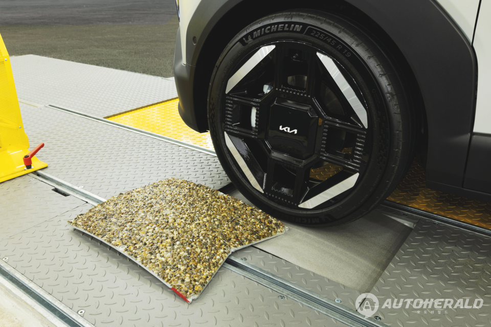 EV2의 노면 소음 성능을 검증하기 위해 다양한 노면 조건을 재현한 시험 장비 위에서 타이어 소음 테스트를 진행하고 있다.(기아 제공)