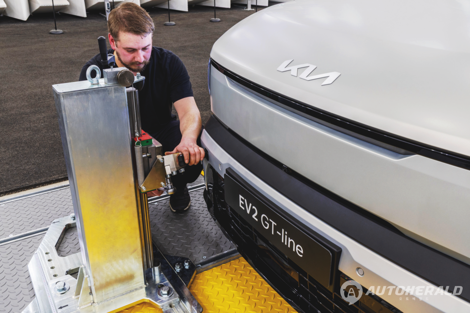 연구원이 EV2 전면부에서 소음 측정 장비를 이용해 차량의 음향 특성을 분석하고 있다. 정밀 계측을 통해 고주파 전장 소음과 공력 소음을 최소화하는 개발이 이뤄졌다.(기아 제공)